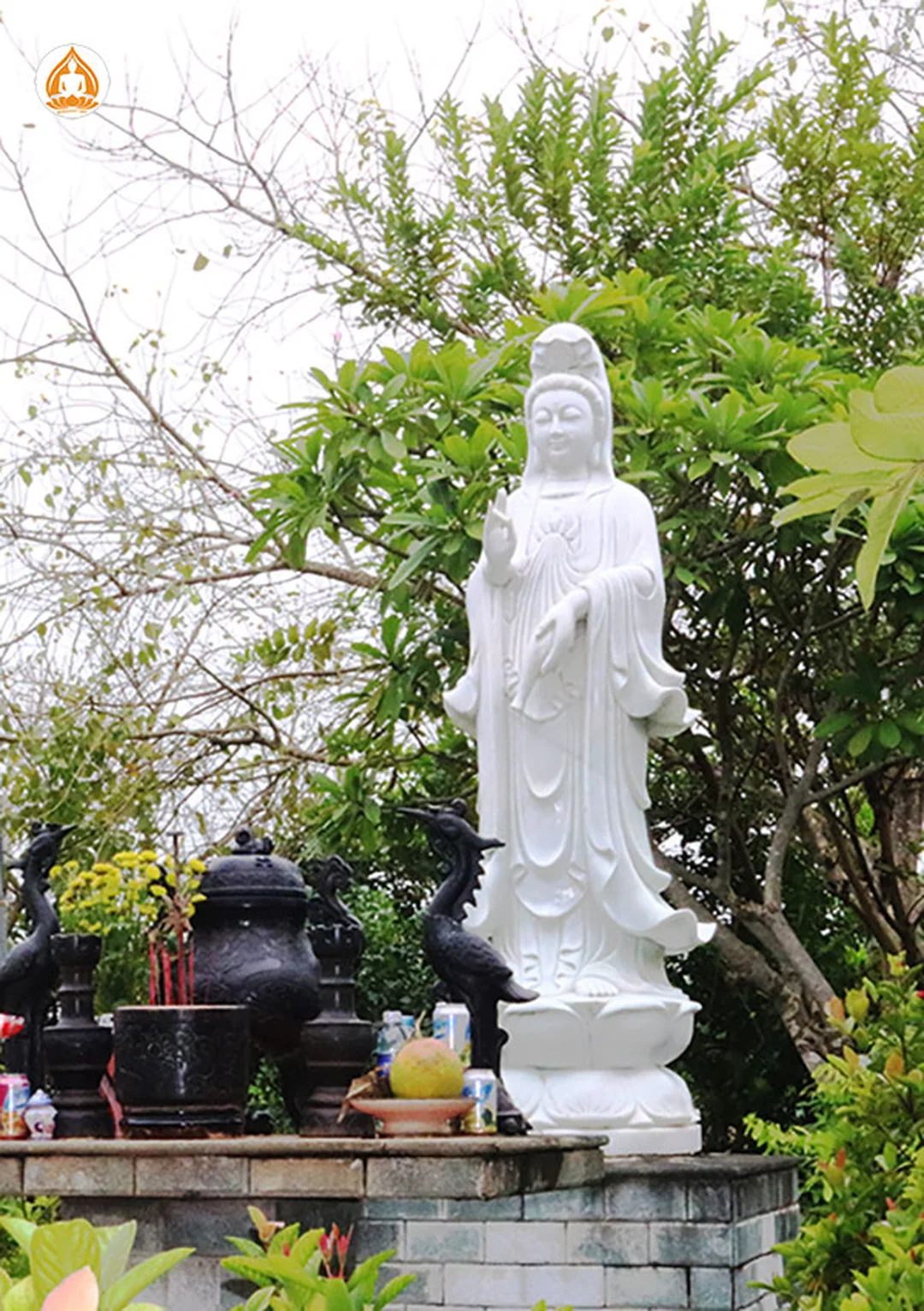 Bàn thờ Phật Quan Âm tại gia Ảnh thỉnh tượng quan âm trên bàn thờ Phật tại gia