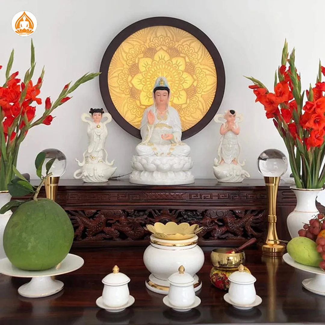 Bàn thờ Quan Âm có hoa và vật phẩm thờ Ảnh thỉnh tượng quan âm với bàn thờ có hoa và vật phẩm thờ