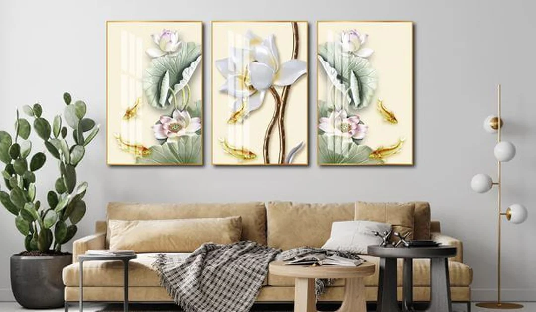 cá chép phong thủy màu lưu ly đặt trên kệ trang trí phòng khách