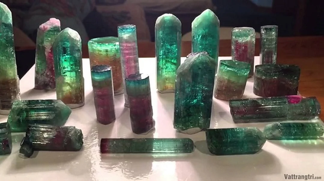 Trụ tinh thể tourmaline tự nhiên trang trí phong thủy các loại đá phong thủy tự nhiên tourmaline trụ tinh thể