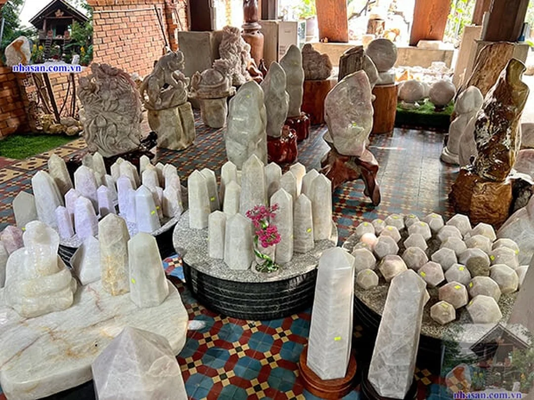 Cách bố trí đá phong thủy để phòng khách hợp hướng