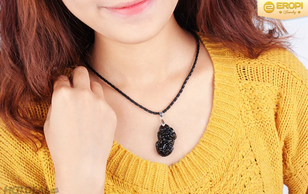 cách đeo vòng tay tỳ hưu quay hướng nào với chất liệu đá và charm vàng