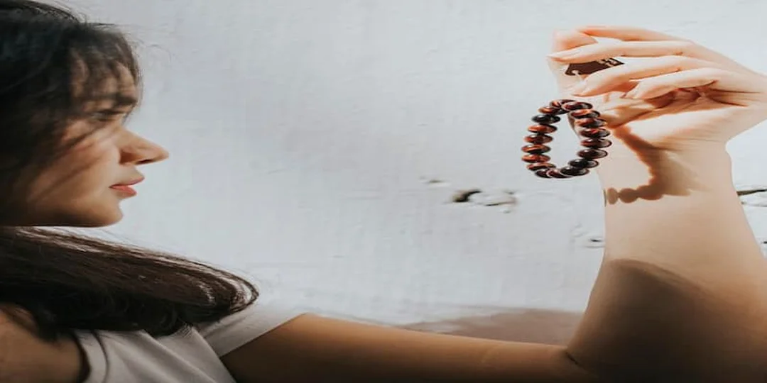 Cách tẩy uế vòng đá mắt hổ sau khi làm sạch cách tẩy uế vòng đá mắt hổ và kiểm tra năng lượng sau khi làm sạch