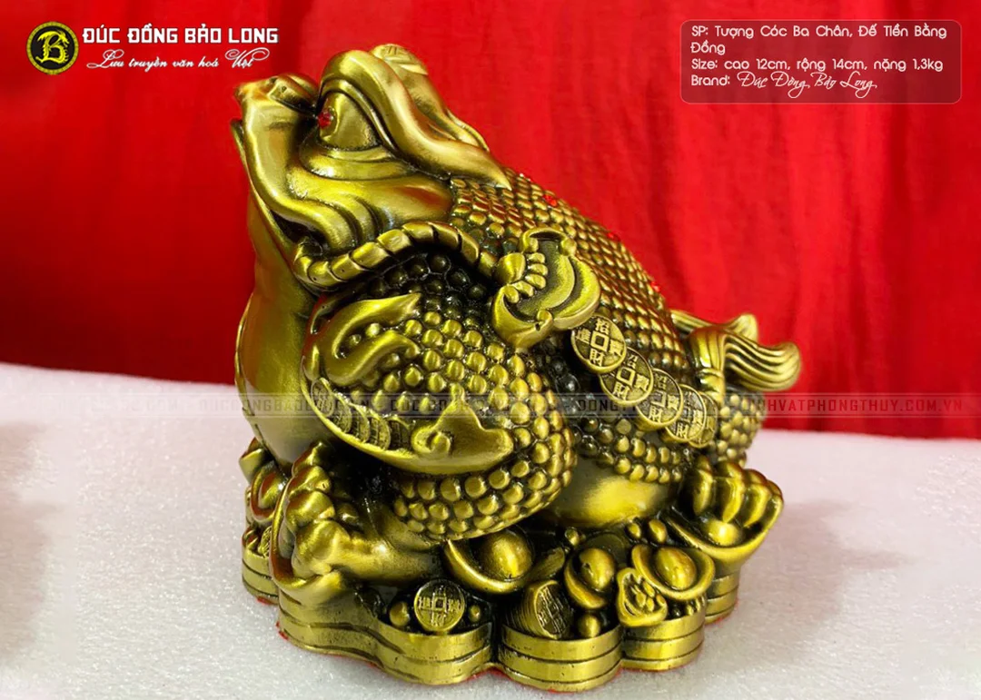 Cóc ba chân ngậm đồng xu trên đế tiền dùng cho bàn thờ Thần Tài