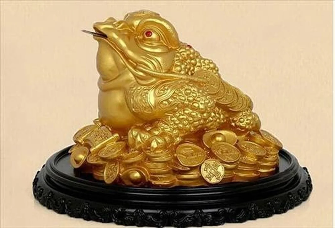 con cóc ba chân ngậm tiền đặt gần cửa nhà