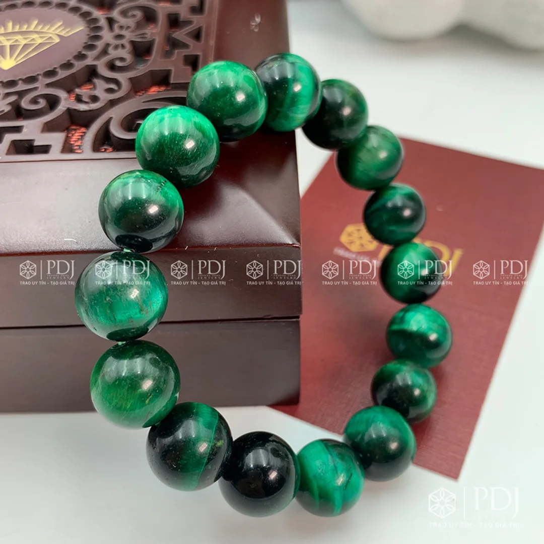 đá mắt hổ xanh lá và xanh đen trong vòng tay phong thủy