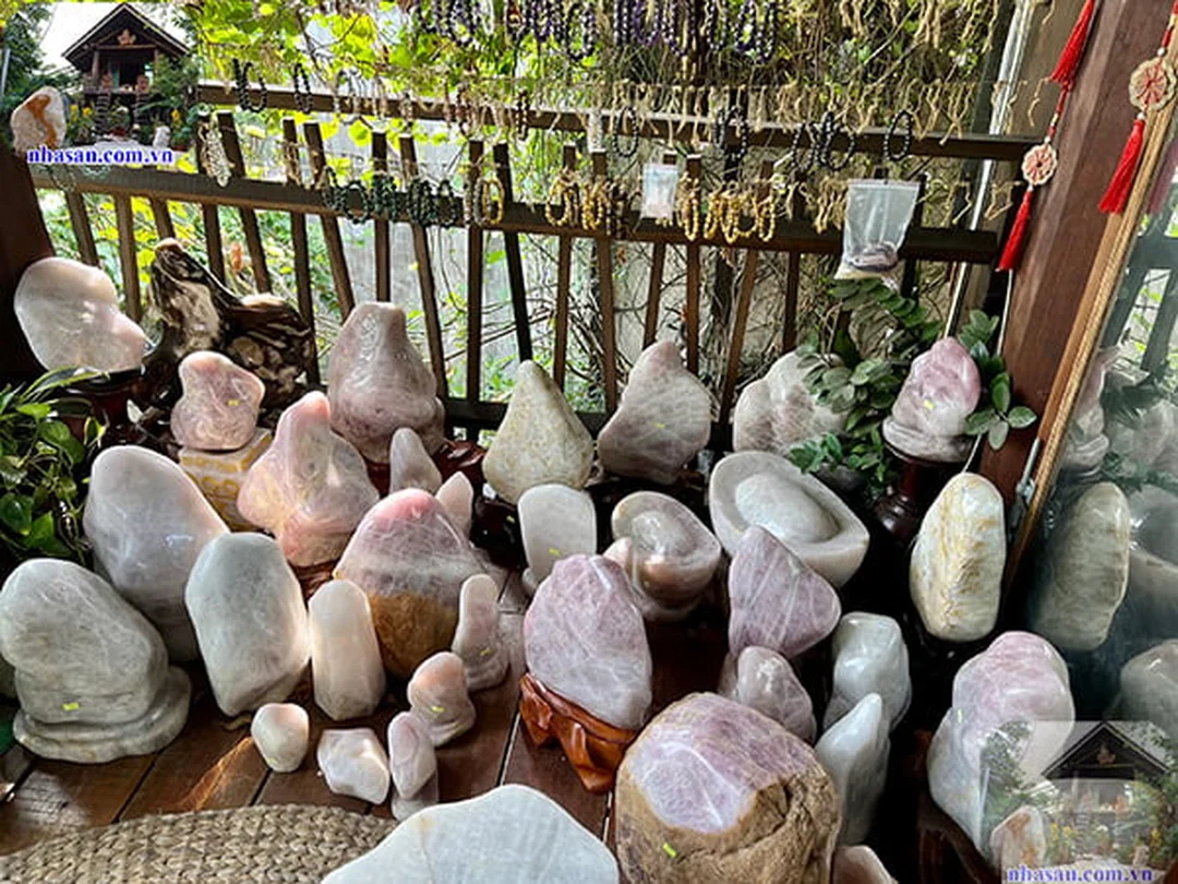 Đá phong thủy để phòng khách bằng thạch anh tự nhiên