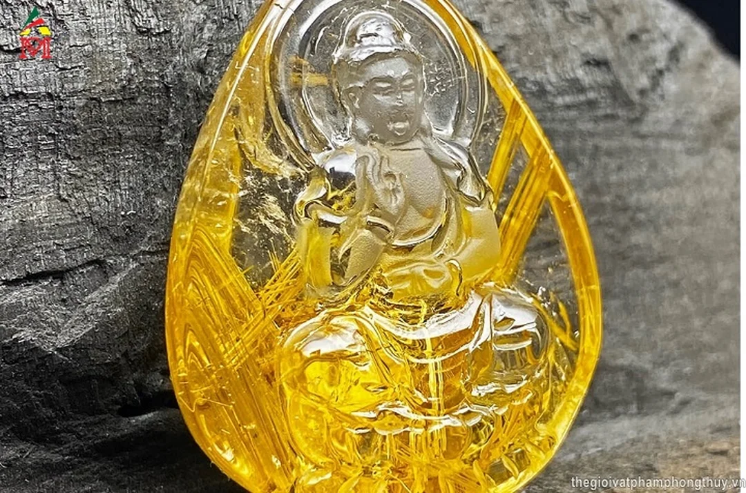 Đá phong thủy mệnh Kim thạch anh tóc vàng mặt Phật đá phong thủy mệnh kim thạch anh tóc vàng mặt phật