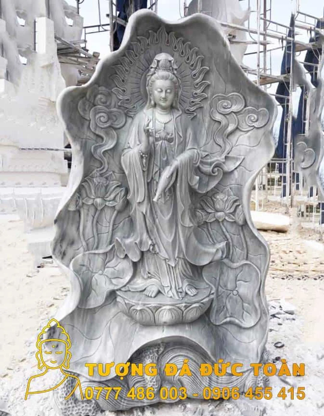 giá tượng quan âm bồ tát bằng đá ngoài sân chùa