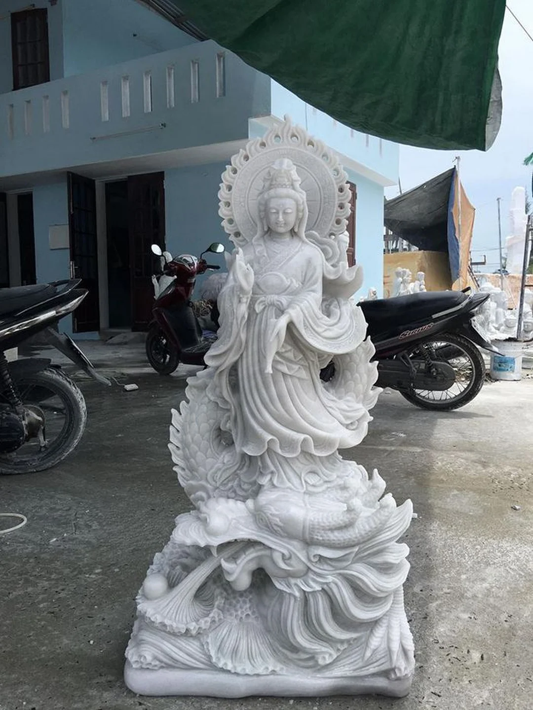giá tượng quan âm bồ tát bằng đá trong sân vườn
