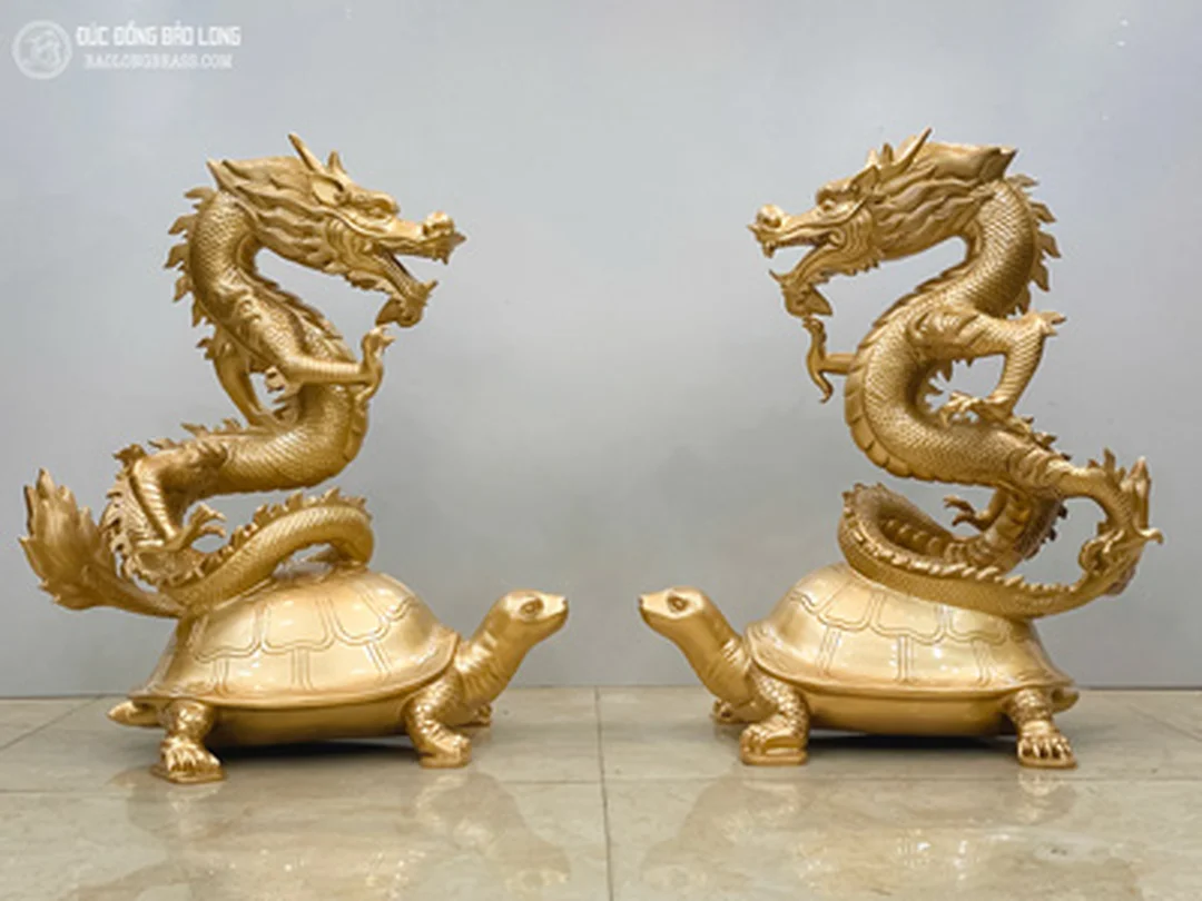 long quy bằng đồng cỡ lớn đặt trên bệ tiền