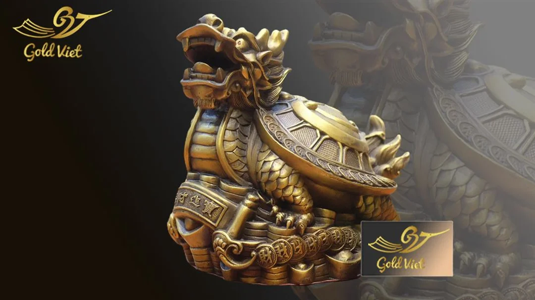 long quy bằng đồng vàng đặt trong không gian thờ cúng