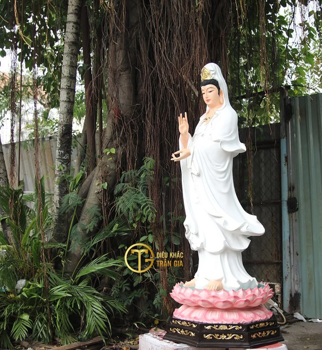 mẫu tượng quan âm đẹp phong cách truyền thống trên đài sen