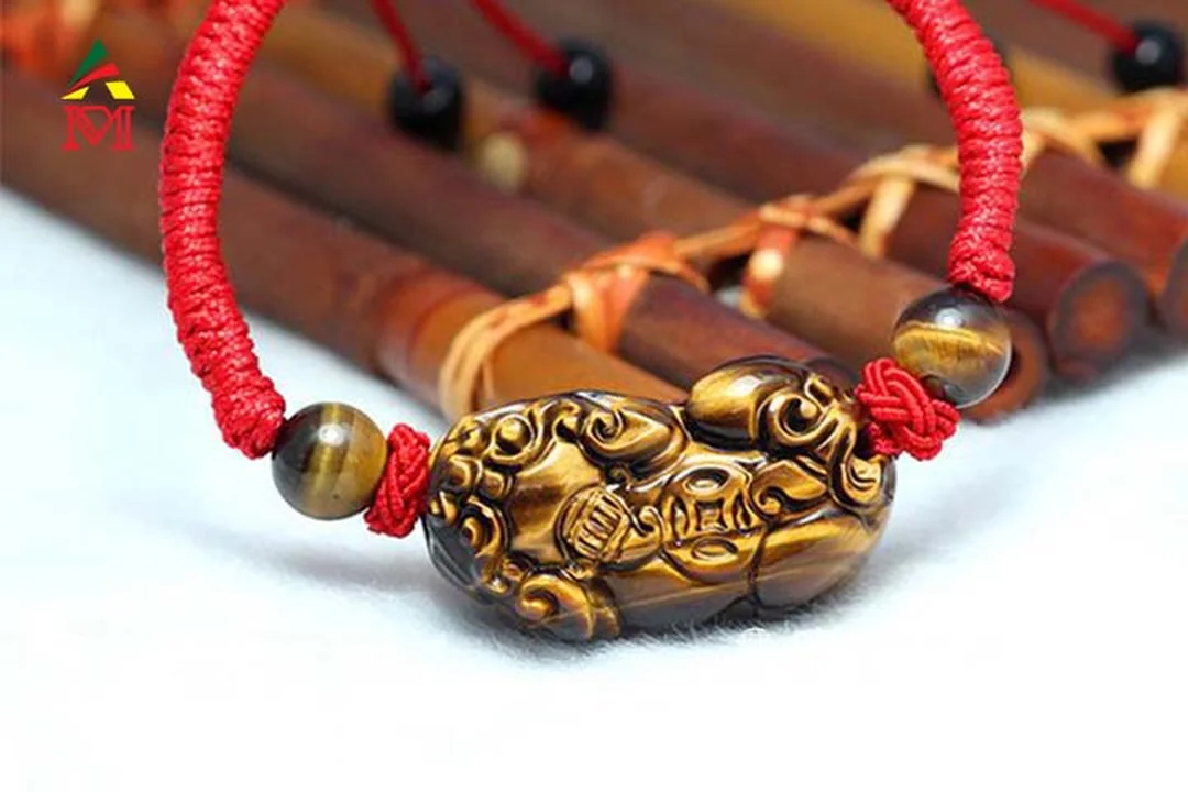 mệnh thổ đeo tỳ hưu màu gì và cách đeo đúng hướng
