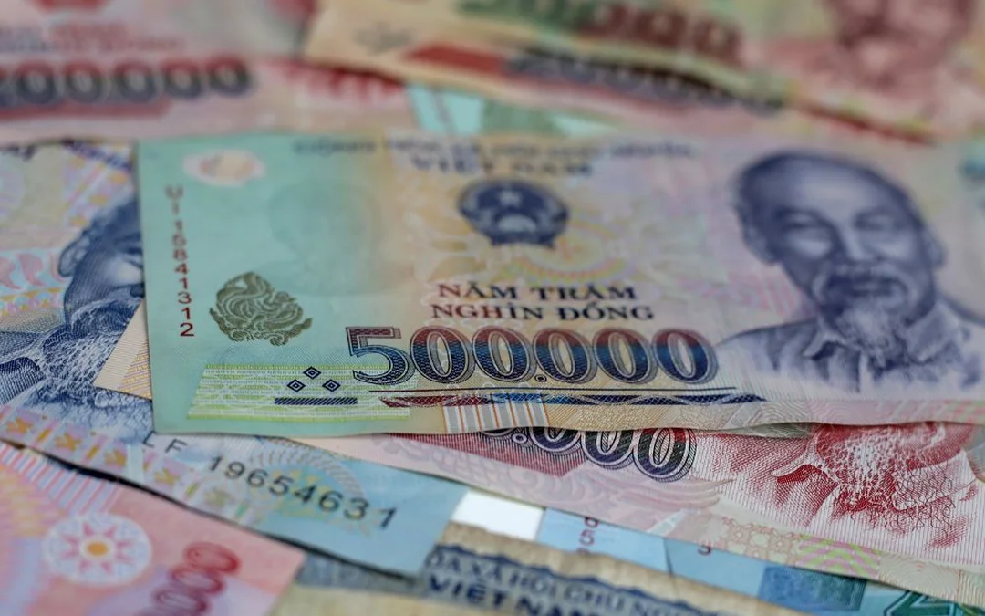 mệnh thủy bỏ gì vào ví với đồng xu bạc nhỏ