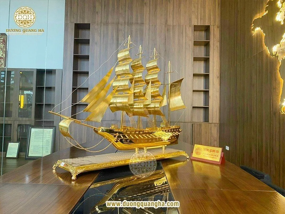 Cách đặt mô hình thuyền buồm phong thủy mô hình thuyền buồm phong thủy đặt trên bàn làm việc