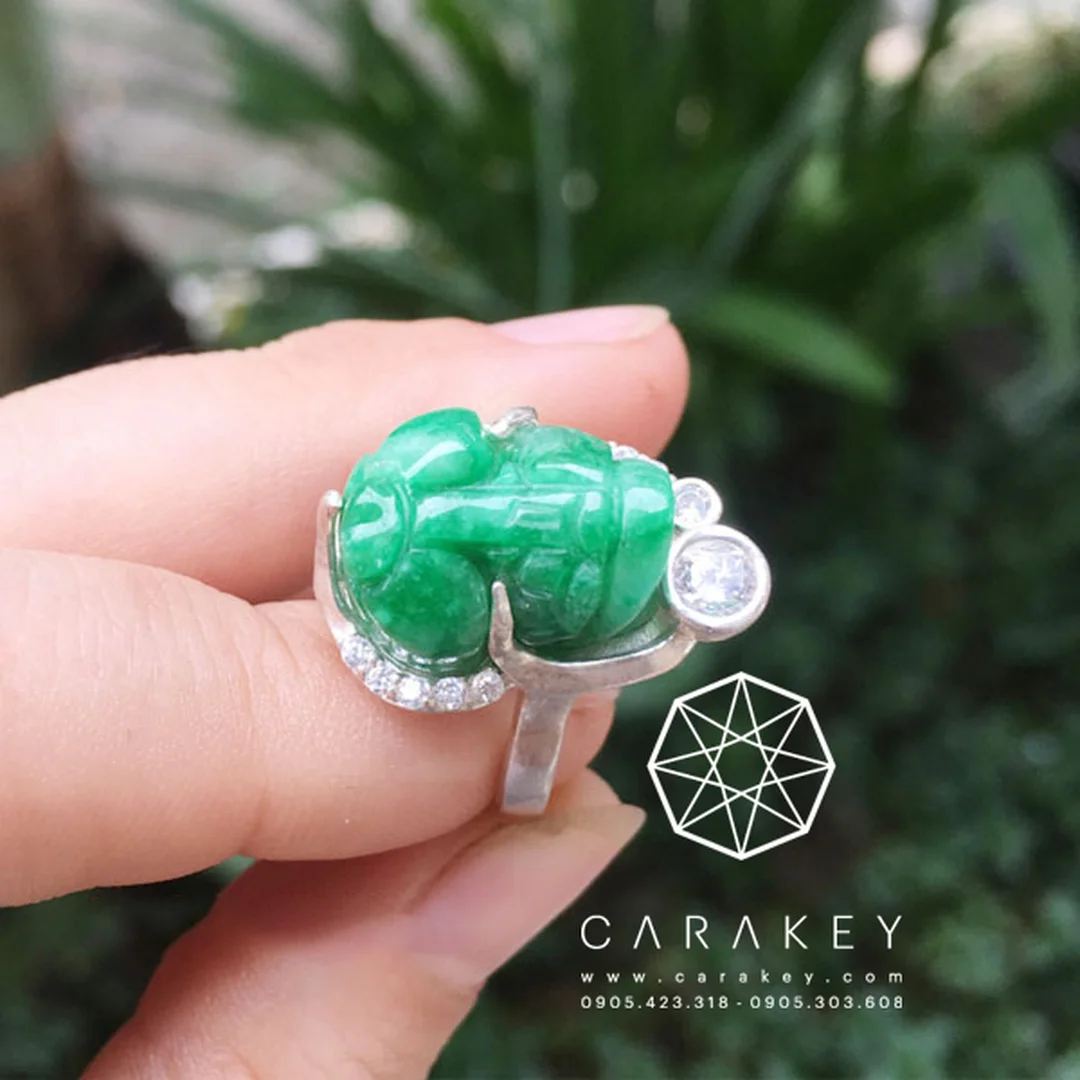 nhẫn tỳ hưu cẩm thạch màu xanh trên nền trắng