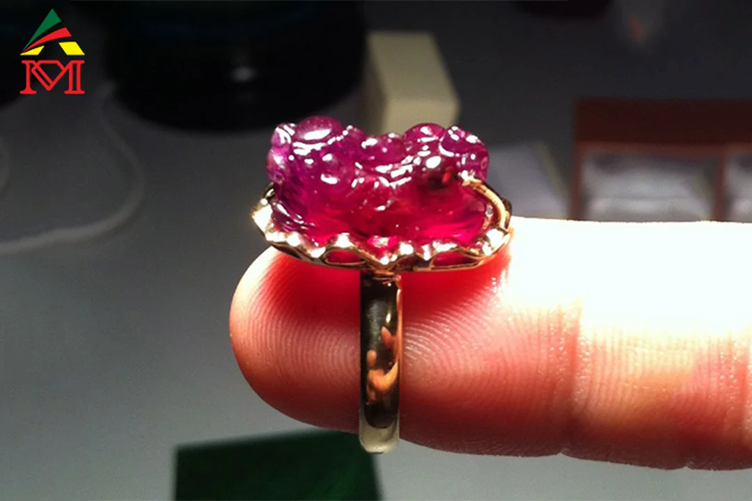 Nhẫn tỳ hưu nữ mệnh thổ bằng đá ruby đỏ