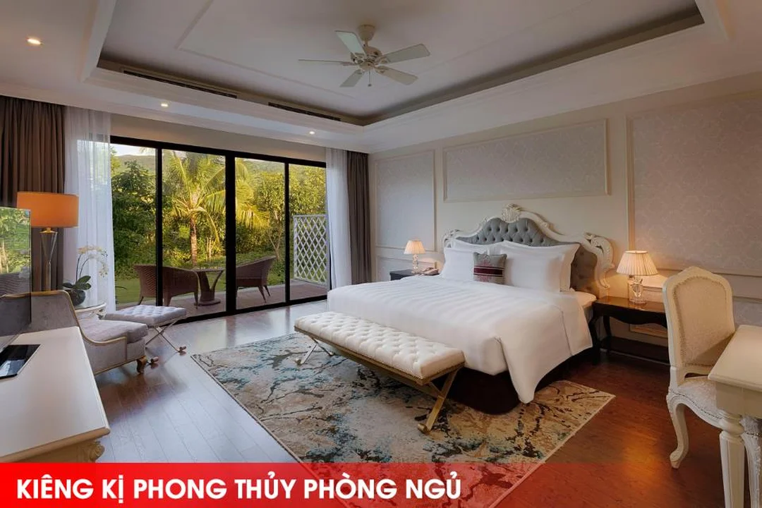 Cửa phòng ngủ và vị trí giường cần tránh xung trực diện những điều cấm kỵ trong phong thủy phòng ngủ khi cửa và giường bị xung nhau