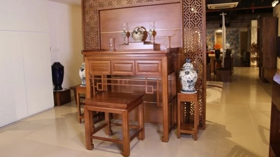 phong thủy bàn thờ chung cư cần tránh đặt đối diện gương và lối đi