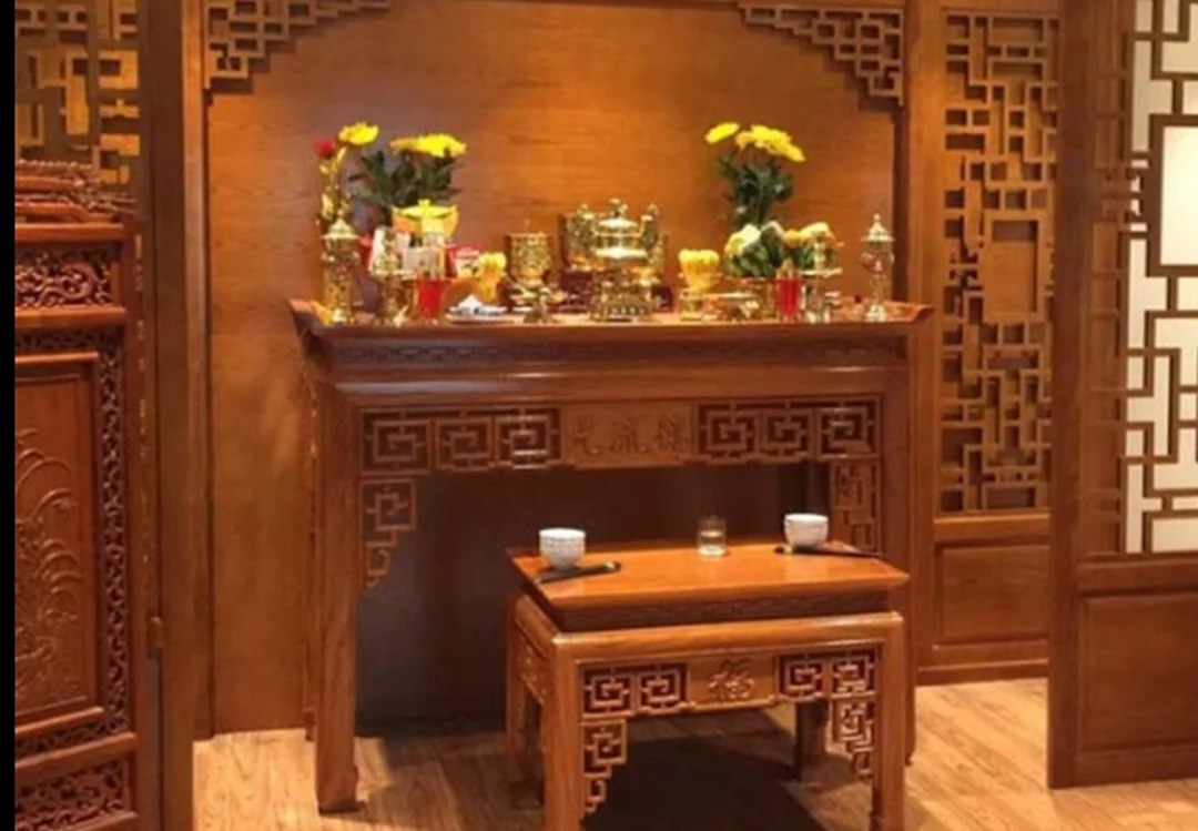 phong thủy bàn thờ gia tiên trong căn hộ hiện đại có vách ngăn