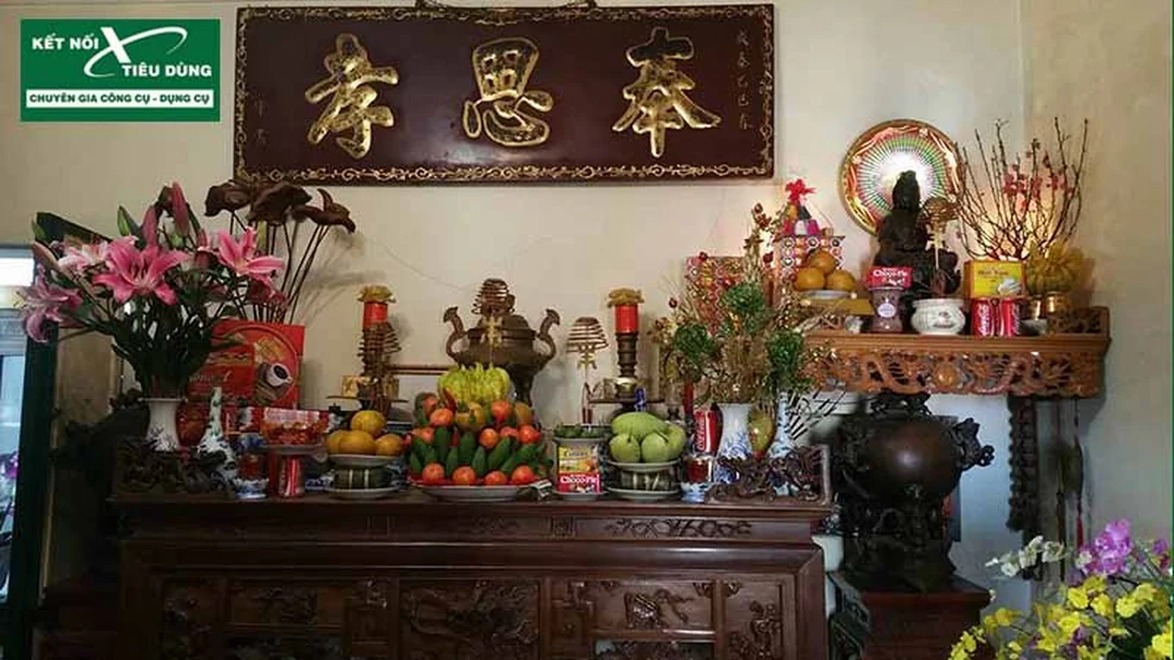phong thủy bàn thờ gia tiên với ánh sáng ấm và không gian sạch sẽ