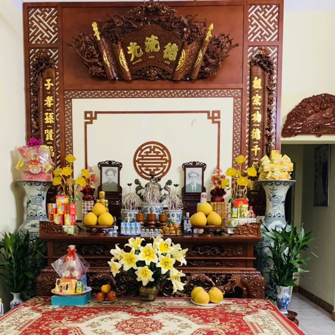 phong thủy bàn thờ gia tiên với bát hương di ảnh và đồ thờ cân đối