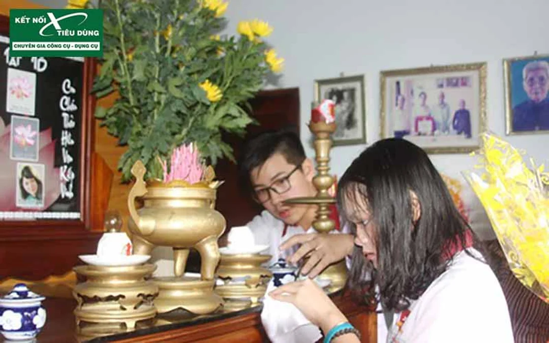 phong thủy bàn thờ gia tiên với tủ thờ gỗ trong phòng khách