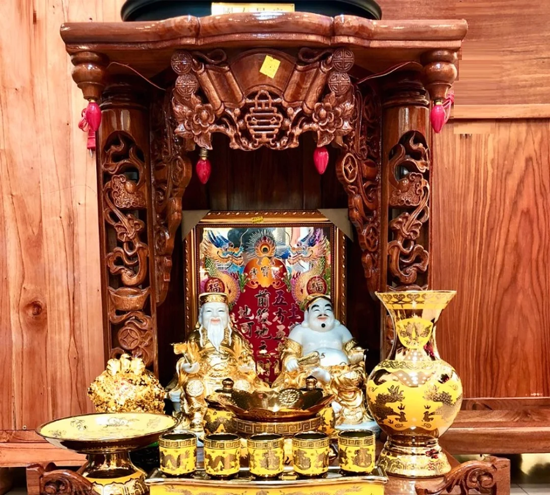 phong thủy bàn thờ ông địa thần tài với bài vị và tượng đặt đúng vị trí