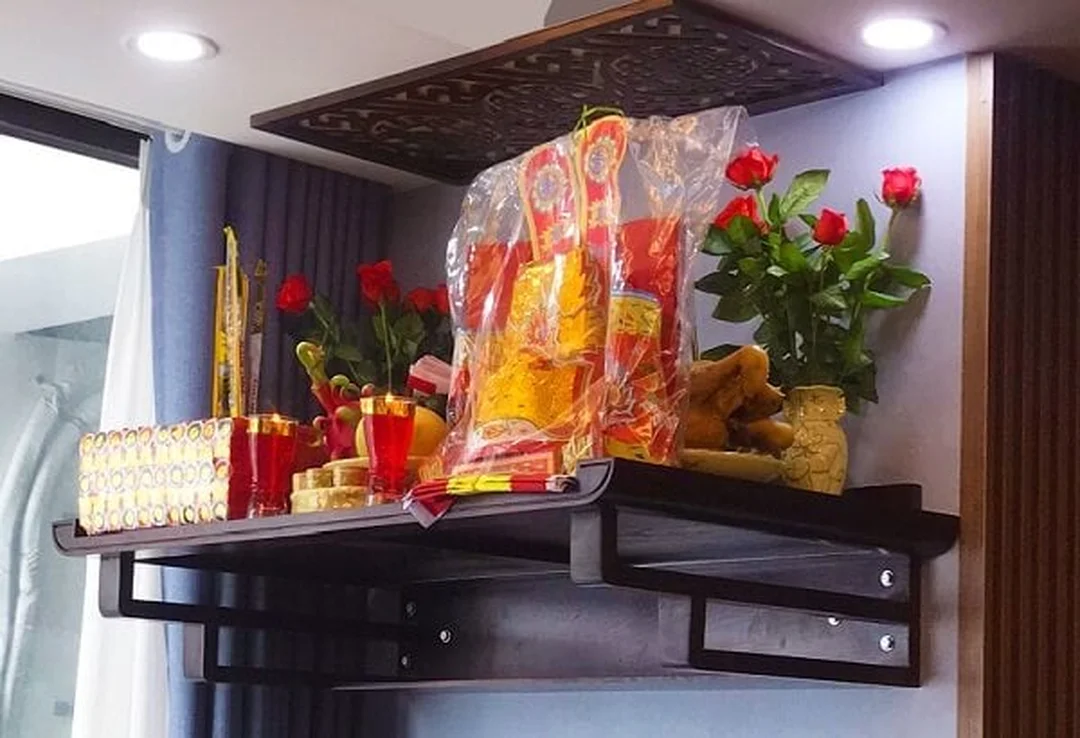 phong thủy bàn thờ ông táo treo tường trong gian bếp