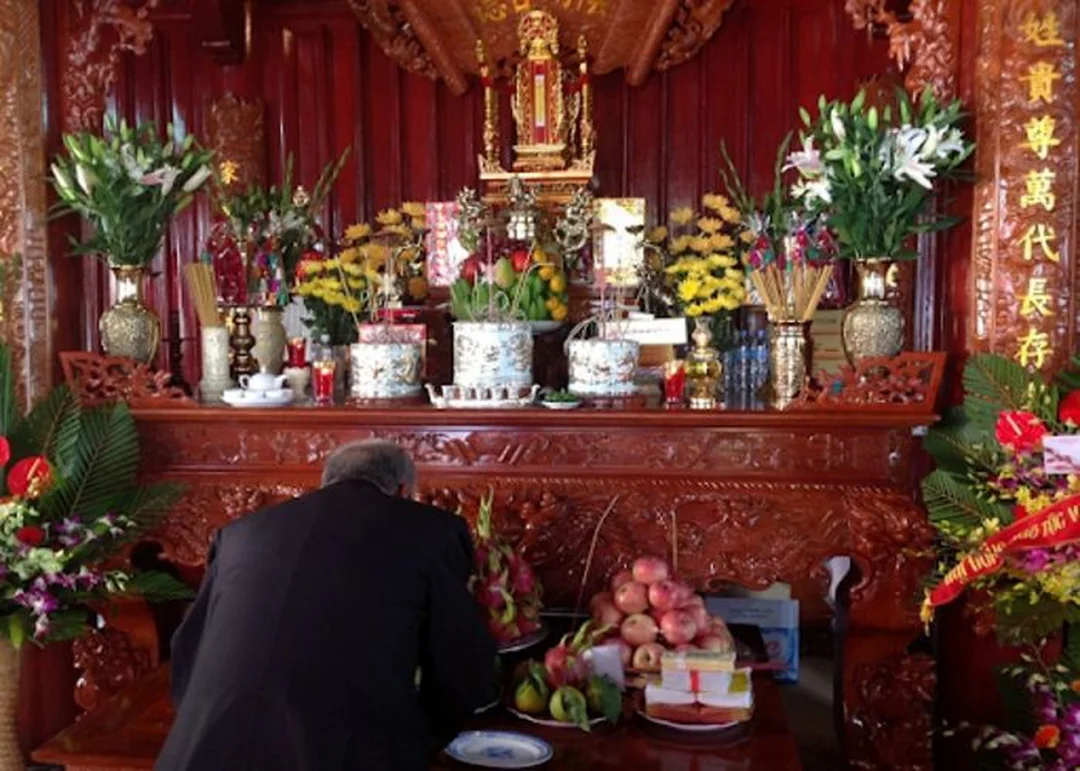phong thủy bàn thờ tổ tiên cần ánh sáng ấm và không gian sạch
