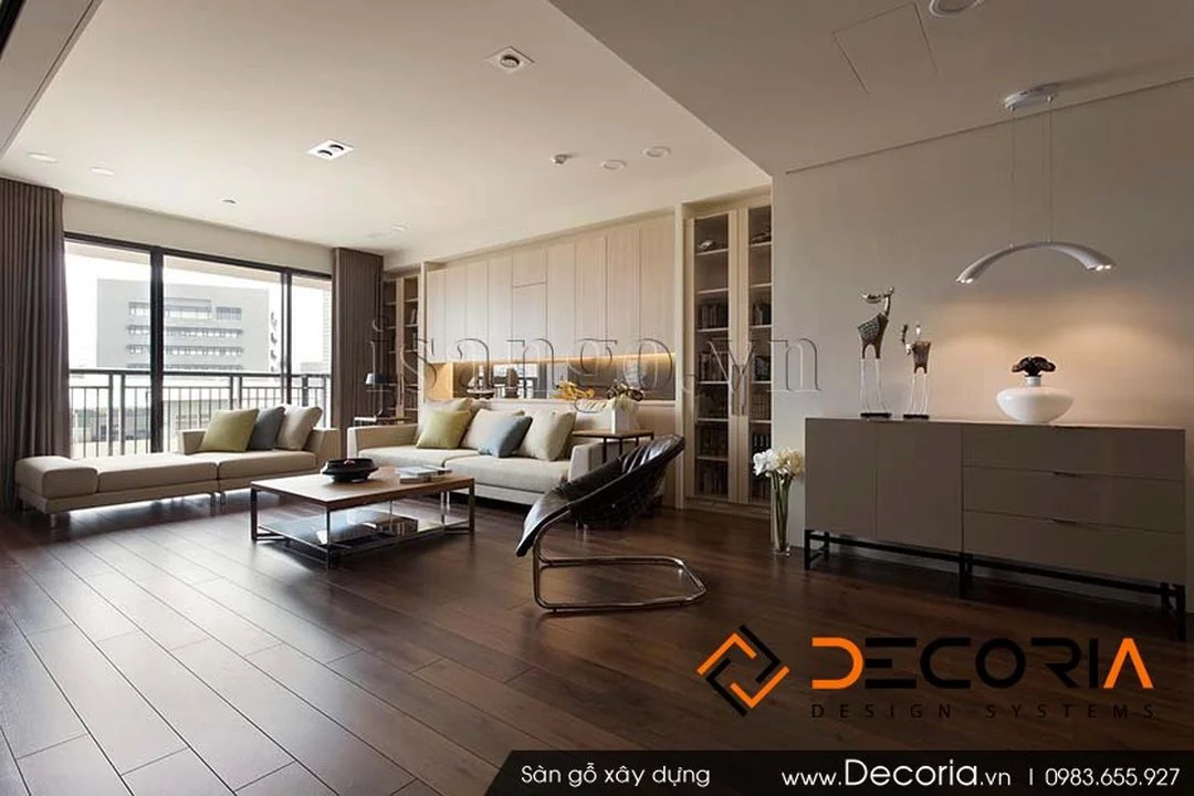 Sàn gỗ phòng khách gần cửa chính phong thủy phòng khách tuổi Quý Sửu với sàn gỗ và lối vào rộng