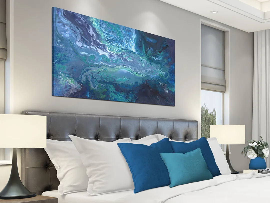 phong thủy phòng ngủ mệnh mộc dùng tranh cây xanh và vật dụng thủy tinh
