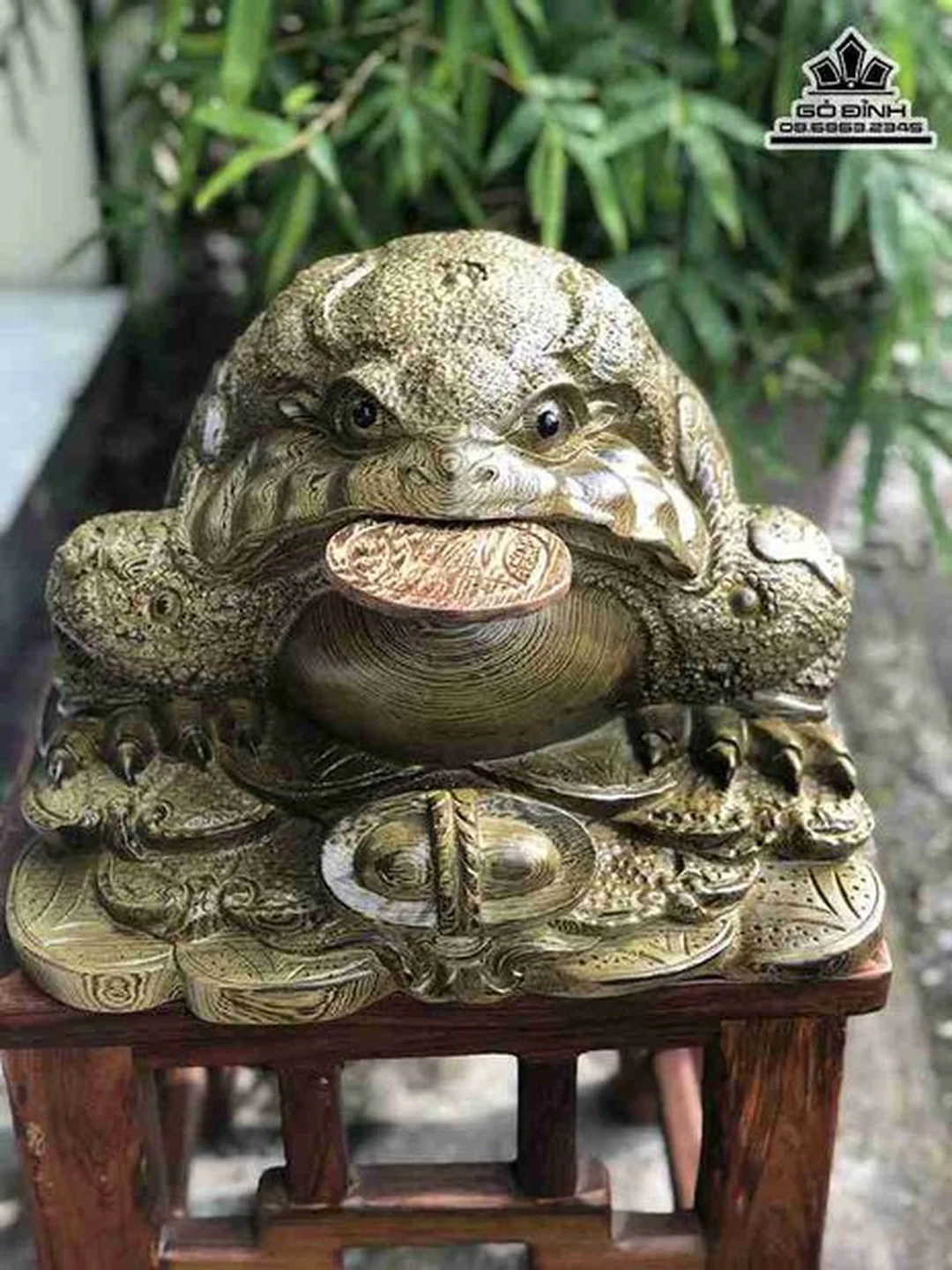 sự tích cóc ba chân thể hiện qua tượng cóc ngậm tiền bằng gỗ