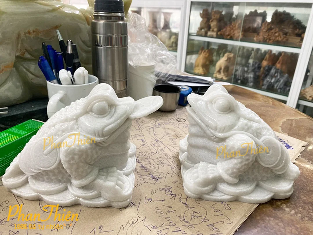 thiềm thừ đá cẩm thạch trắng đặt bàn chiêu tài