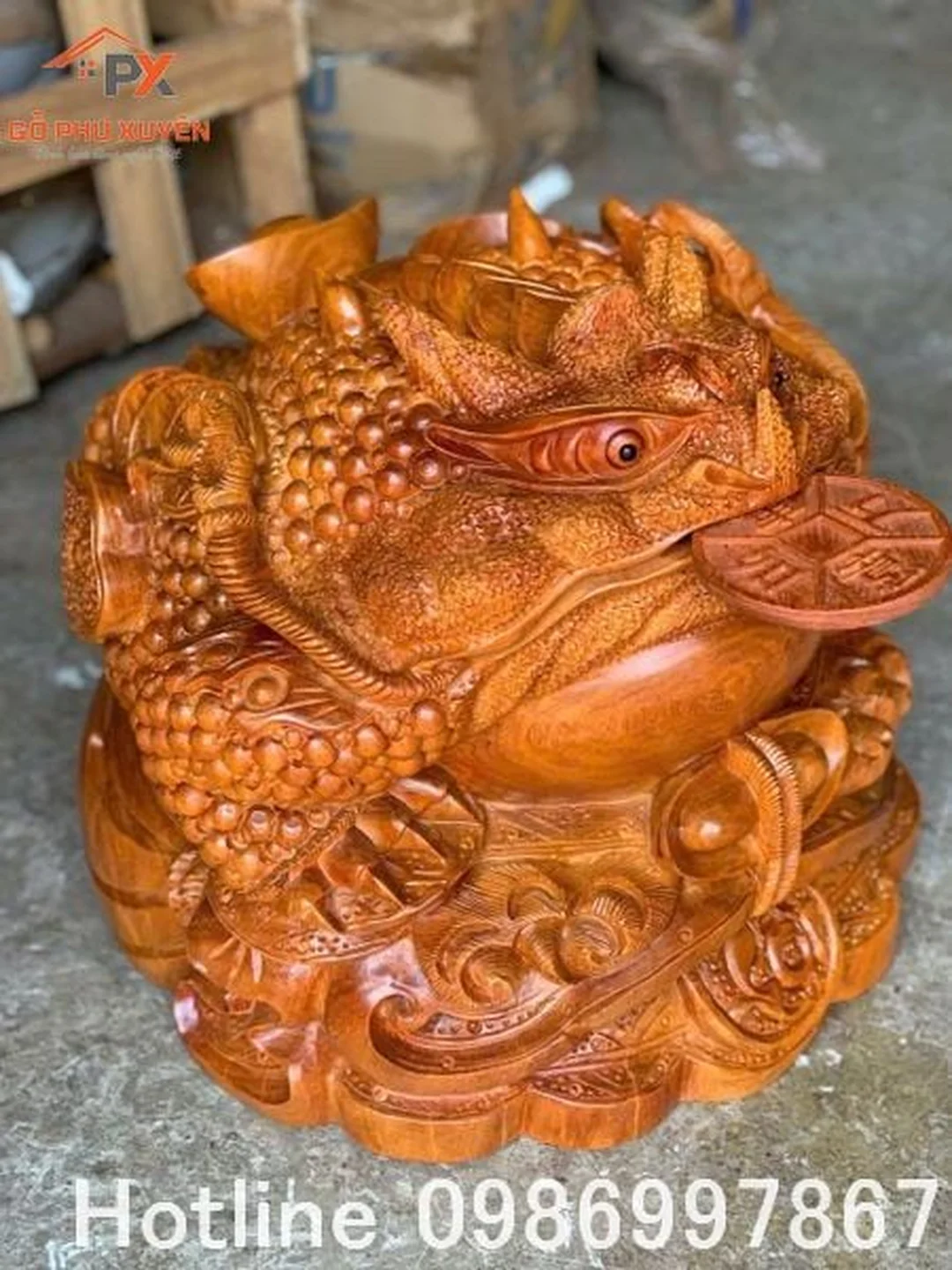 thiềm thừ ngậm tiền bằng đồng đặt trên tiền vàng