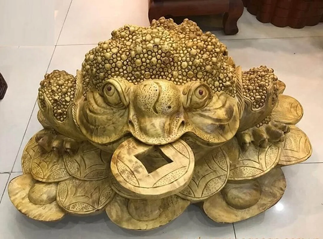 thiềm thừ ngậm tiền đặt cạnh tiền vàng phong thủy