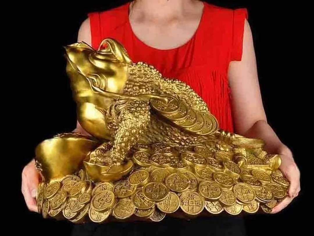 thiềm thừ ngậm tiền màu xanh ngọc đặt trên tiền vàng