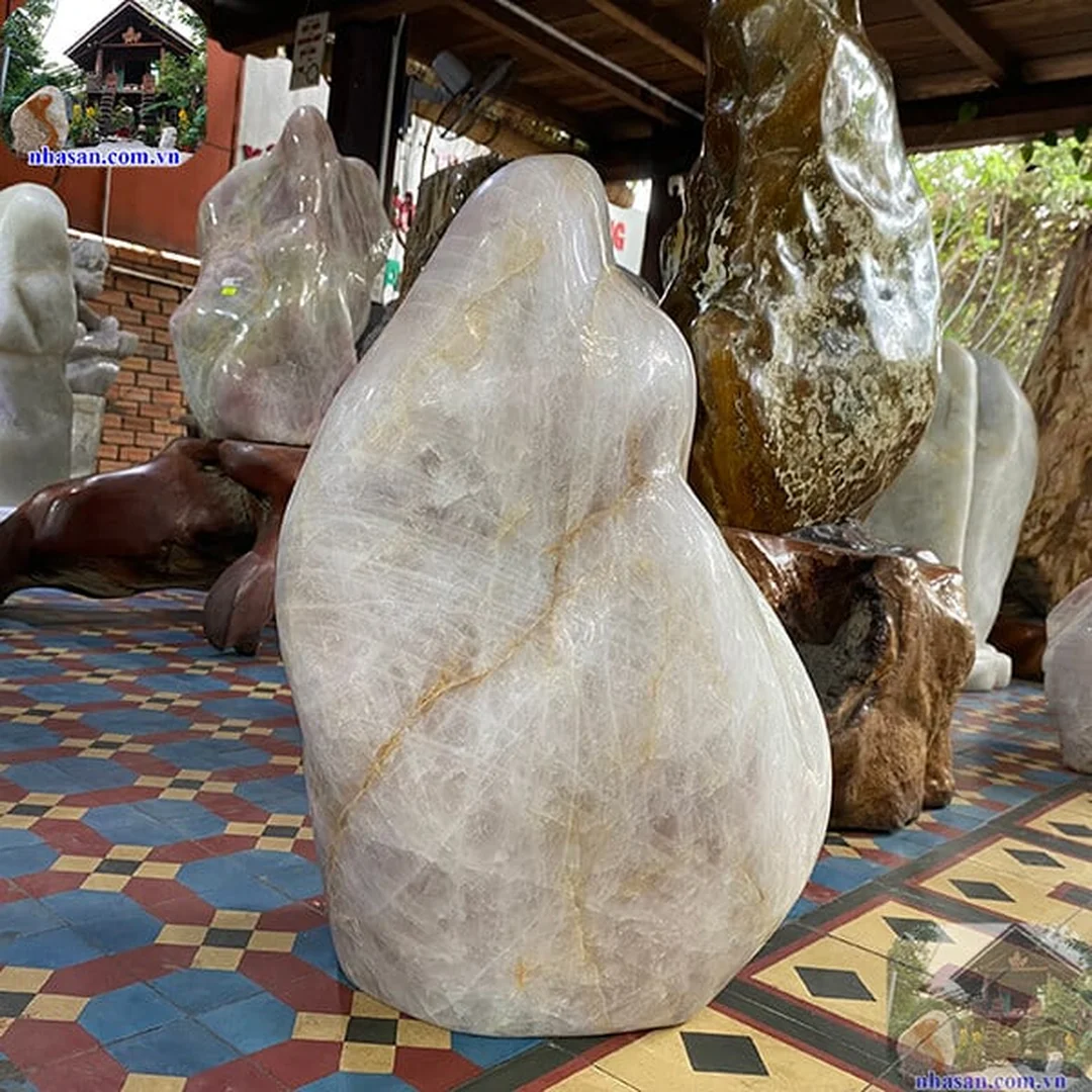 Trụ đá phong thủy để phòng khách hiện đại