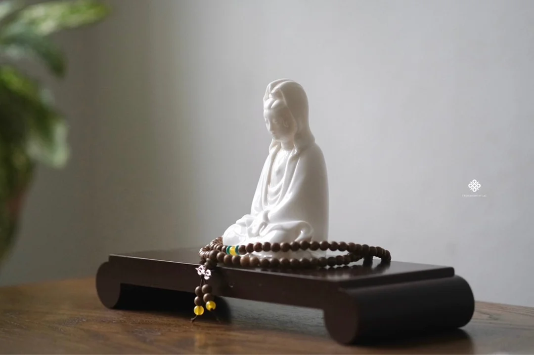 Tượng Quan Âm Bạch Y trên bàn thờ trang nghiêm tượng quan âm bạch y đặt trên bàn thờ trang nghiêm