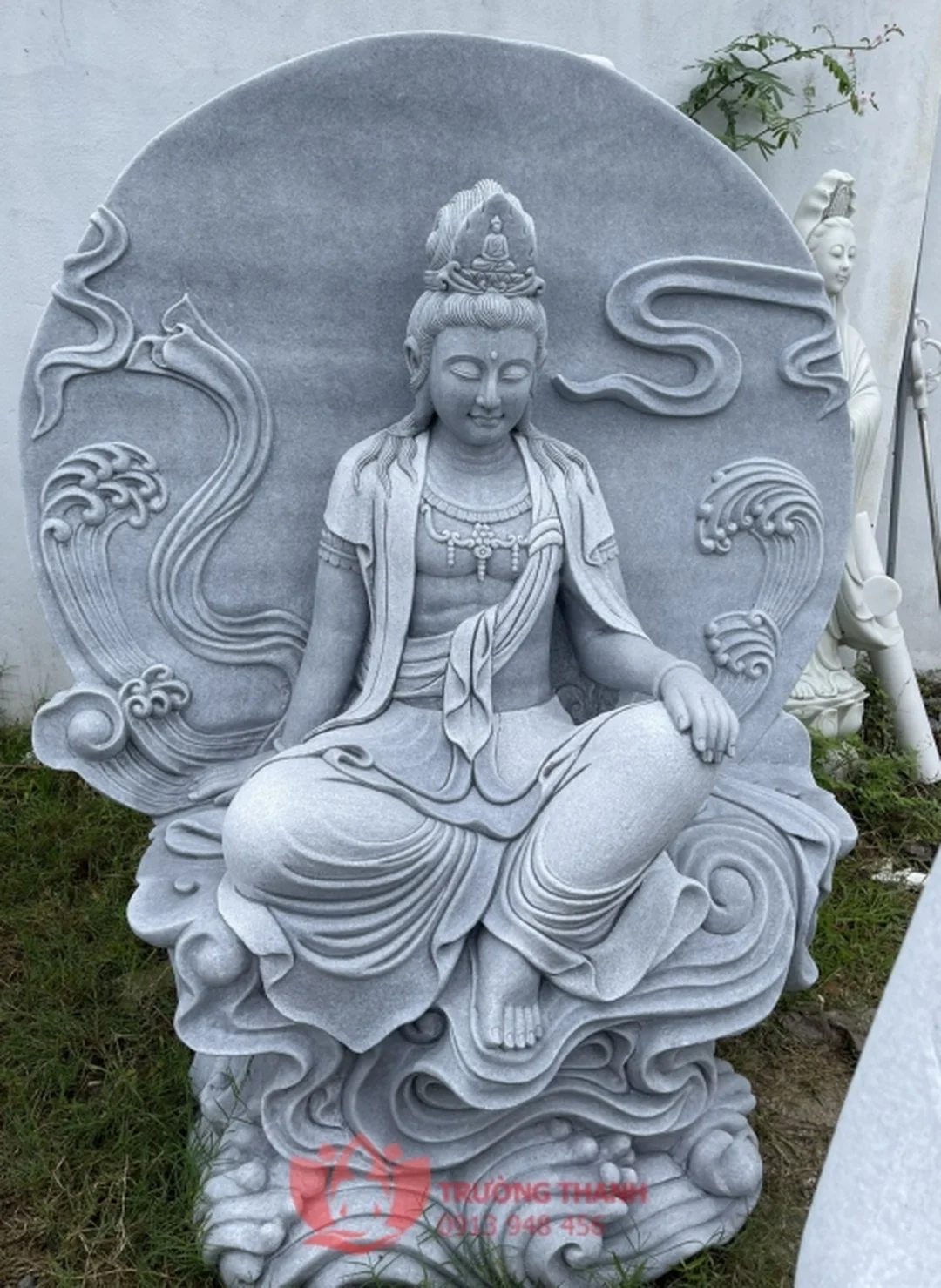 tượng quan âm bằng đá tự tại trong không gian thờ