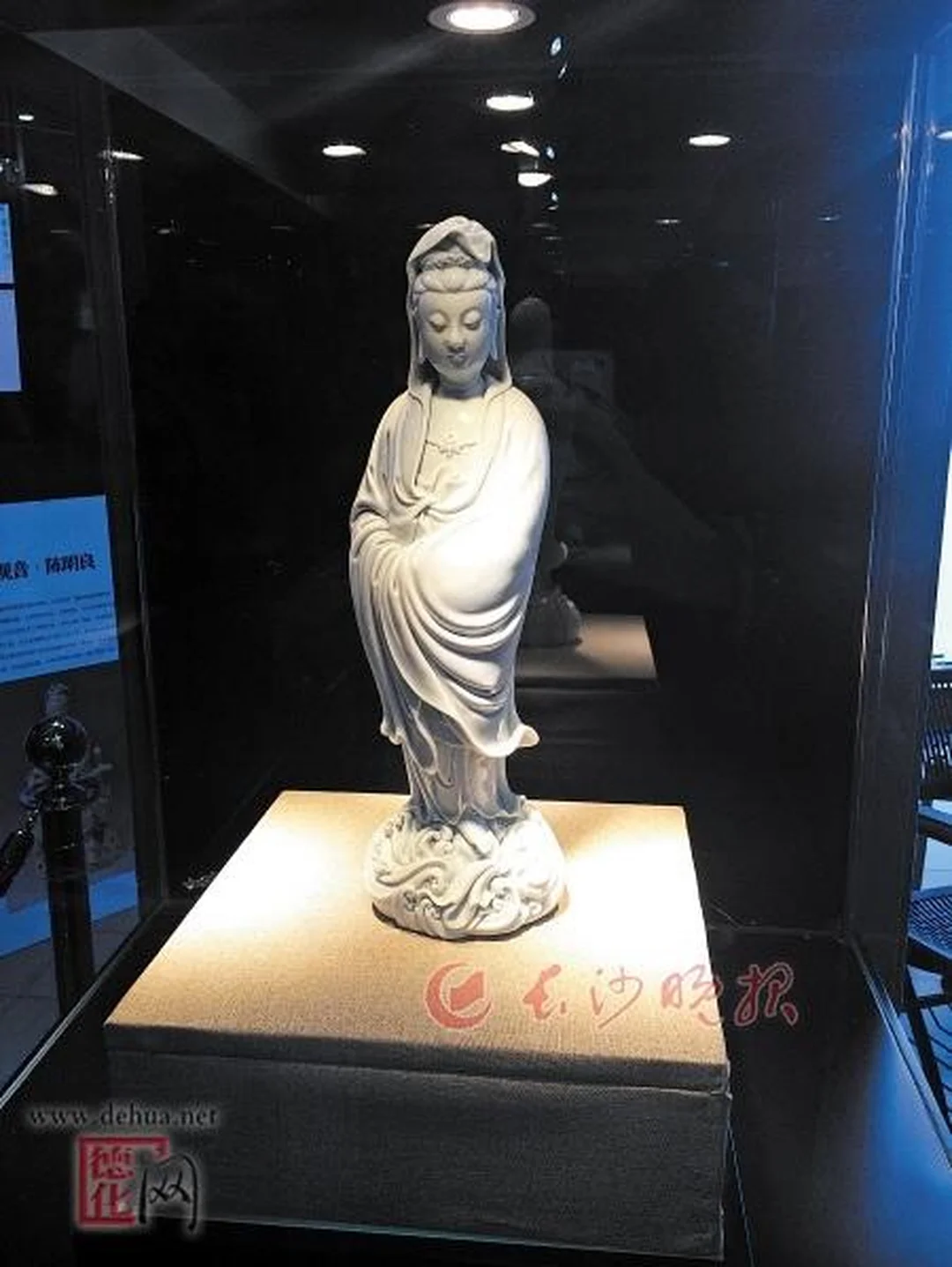 Tượng Quan Âm bằng sứ cỡ lớn tượng quan âm bằng sứ trắng cỡ lớn trong không gian thờ
