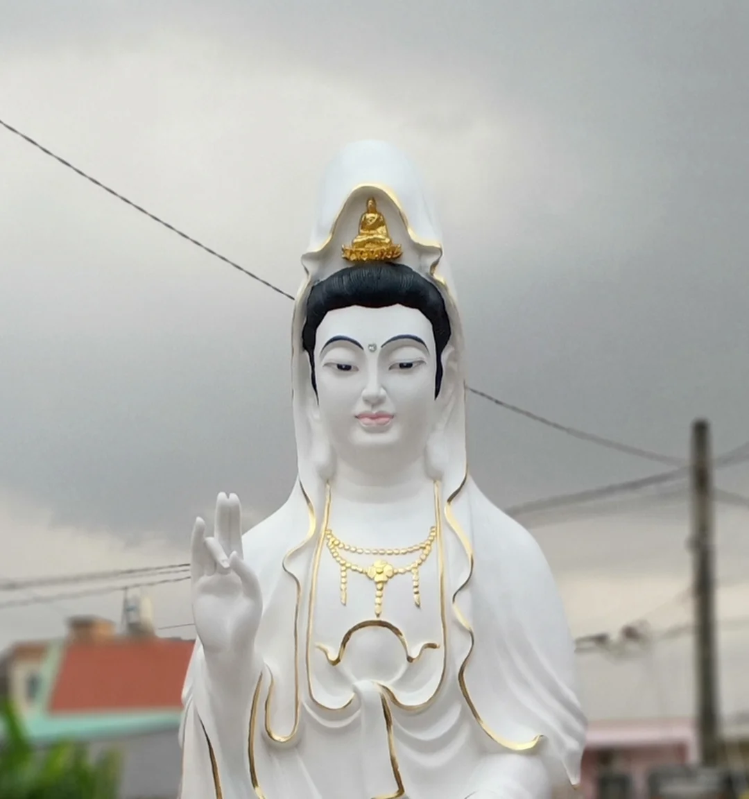 tượng quan âm bằng xi măng có đài sen ngoài sân