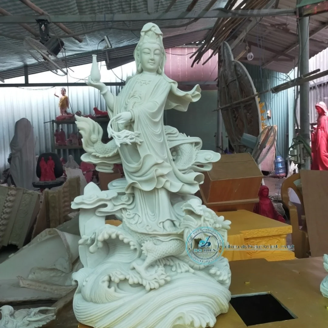 tượng quan âm bằng xi măng đặt trong khuôn viên chùa