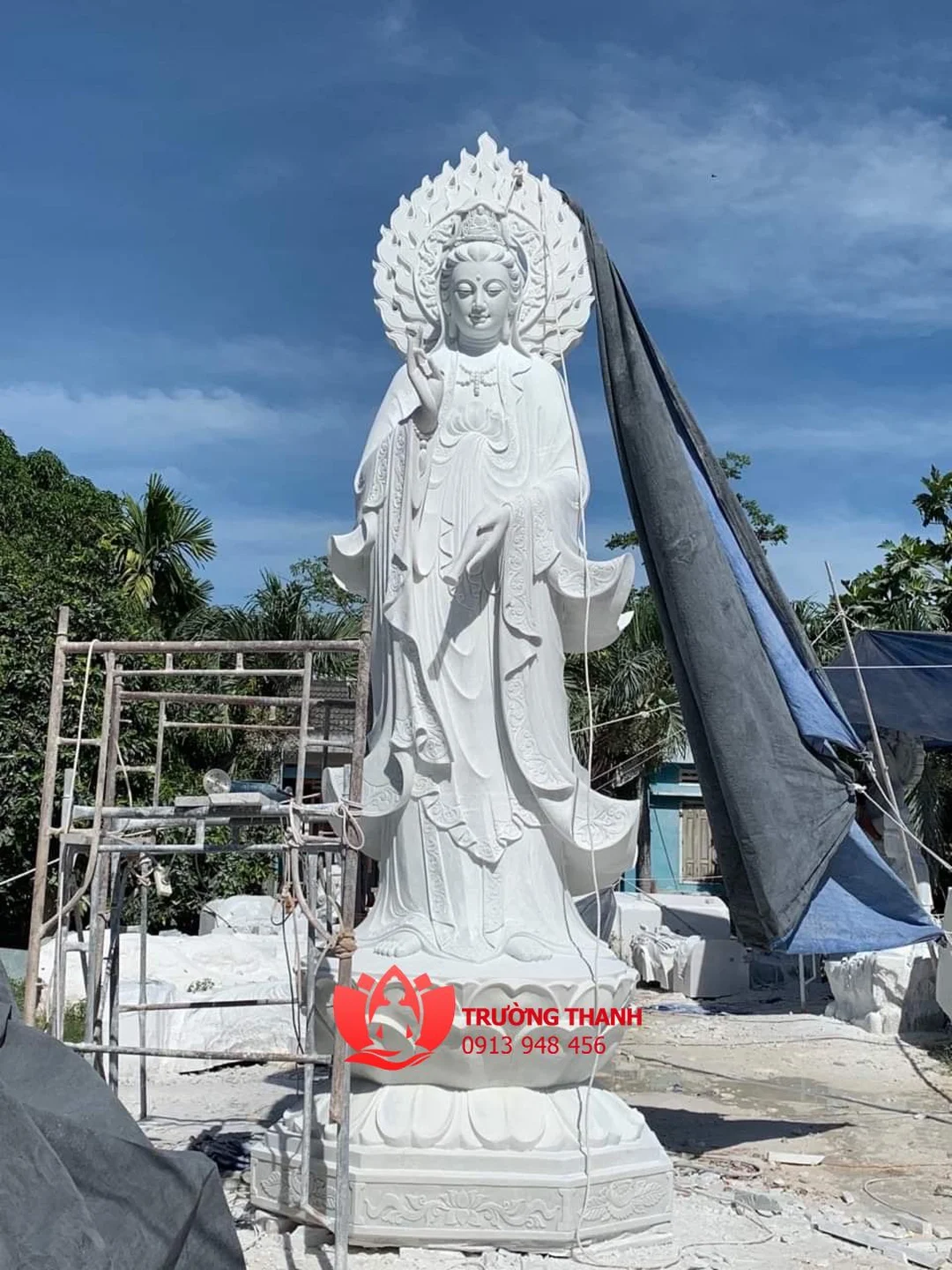 tượng quan âm bồ tát đẹp bằng đá đứng có hào quang