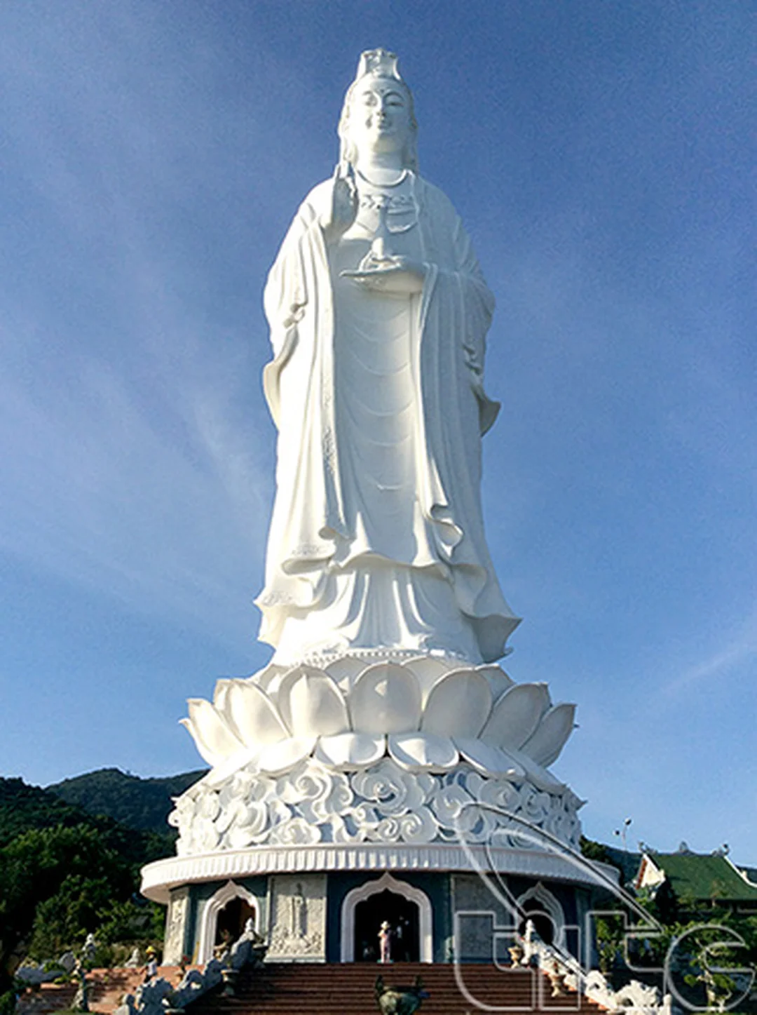 tượng quan âm bồ tát đứng trên đài sen ngoài trời