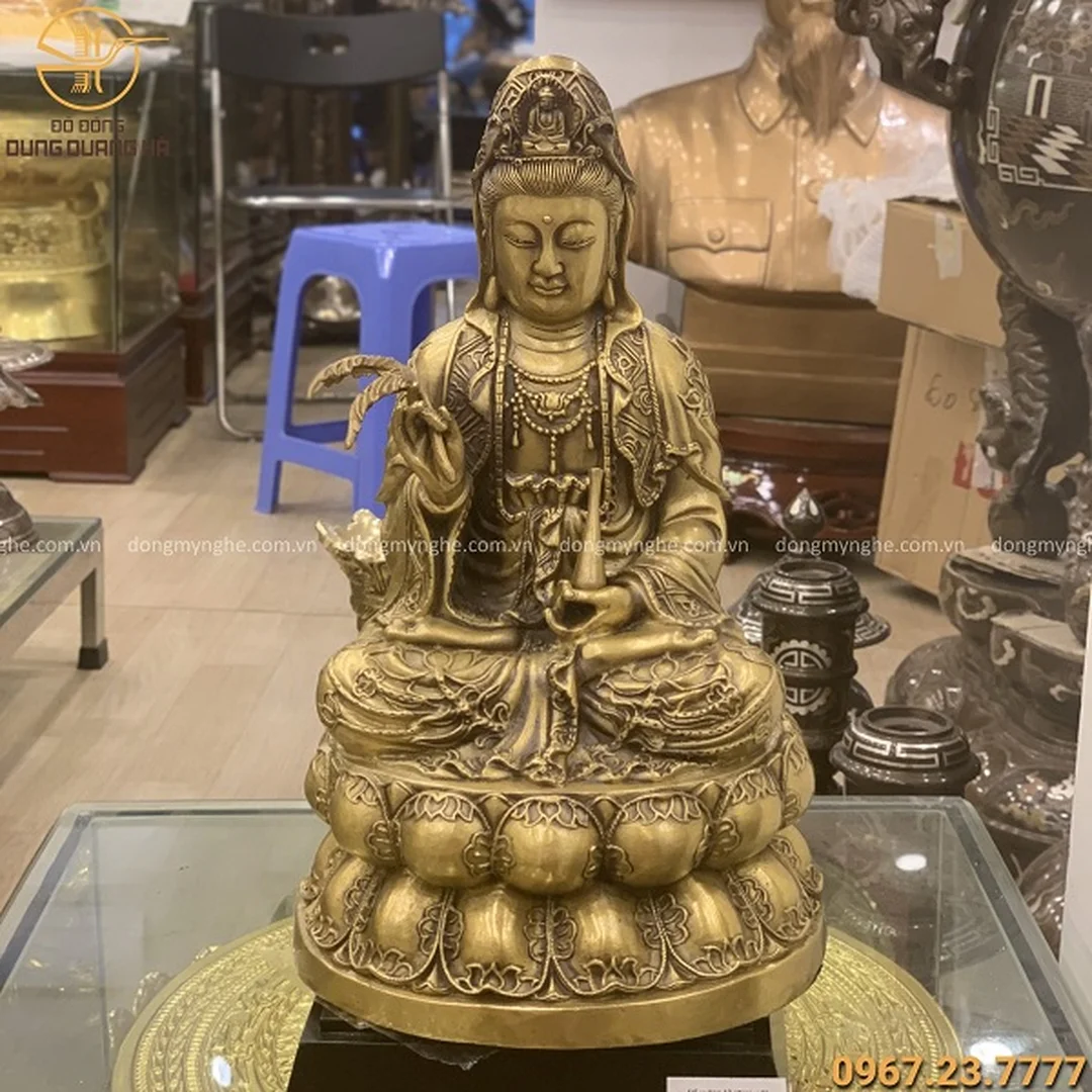 tượng quan âm bồ tát nhỏ trên bàn thờ