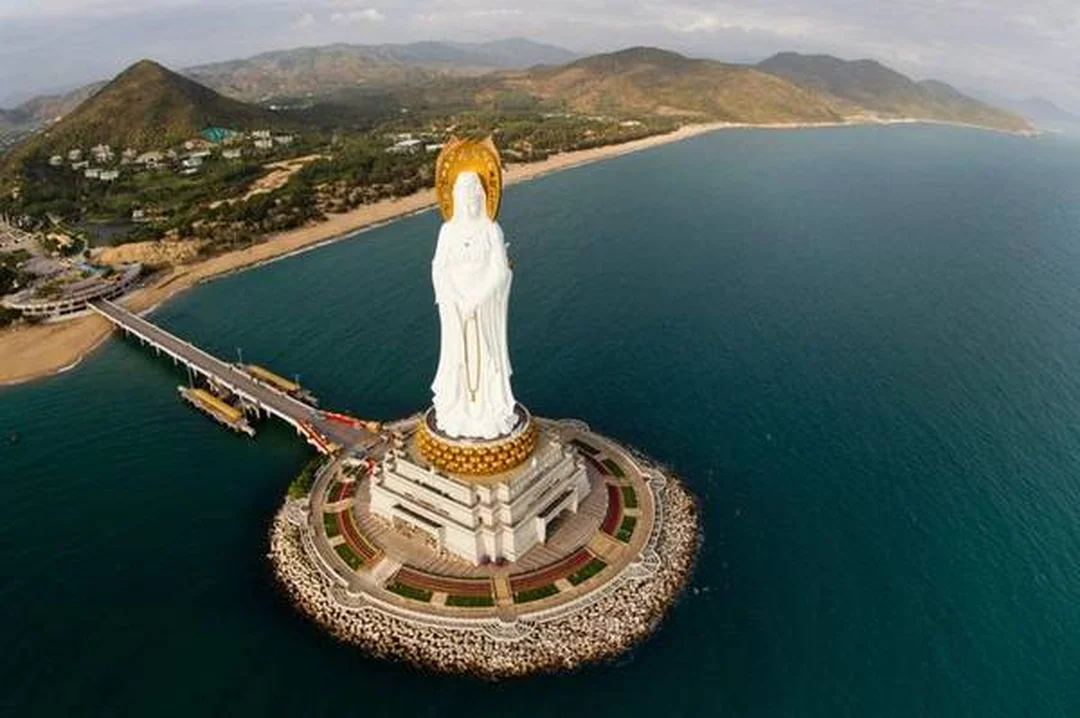 Du khách tham quan Nam Sơn Hải Thượng Quan Âm tượng quan âm cao nhất thế giới và khu vực cầu dẫn cho du khách chiêm bái