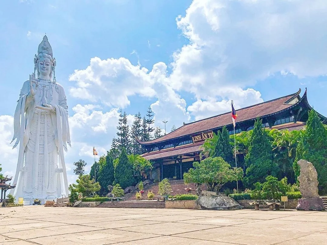 tượng quan âm chùa linh ẩn đà lạt trên thế đất cao giữa núi rừng