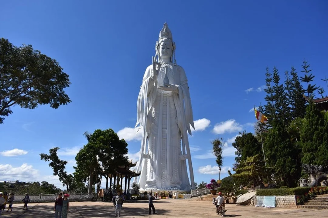 tượng quan âm chùa linh ẩn đà lạt trong không gian chiêm bái